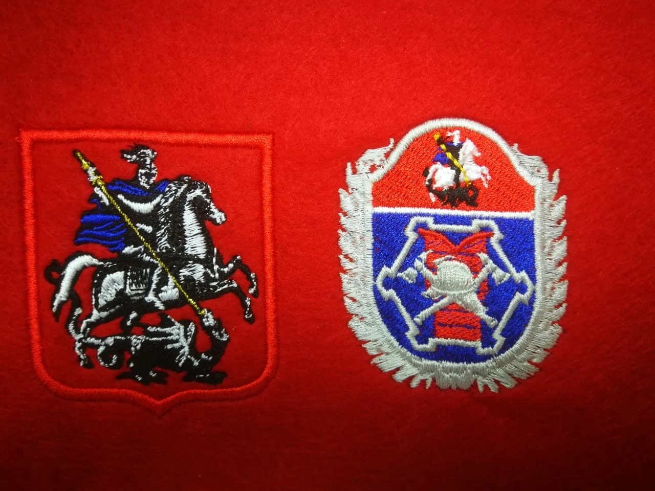 Многоцветные вышитые шевроны на красной ткани
